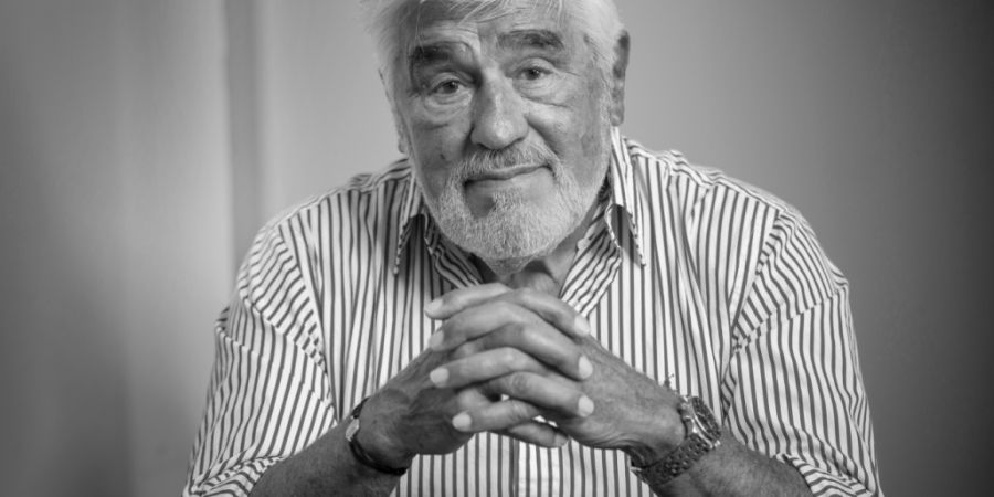 ARCHIV - Der Schauspieler Mario Adorf, aufgenommen anlässlich der Vorstellung seines Buchs «Schauen Sie mal böse - Geschichten aus meinem Schauspielerleben» im «Hotel Villa Kennedy...