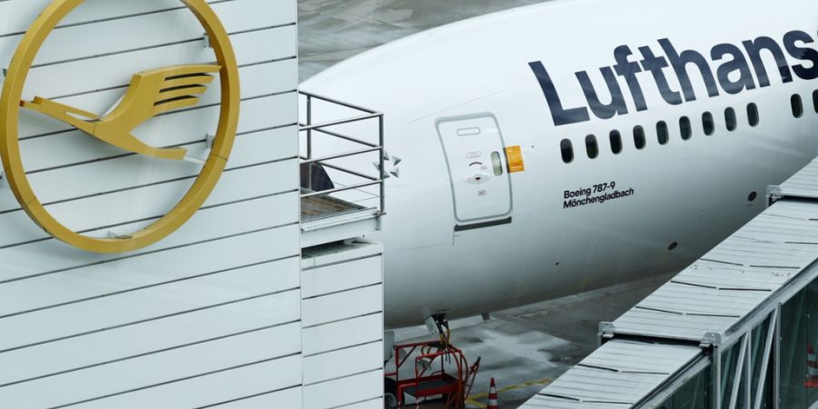Mehr als 20'000 Flugbegleiterinnen und Flugbegleiter der Lufthansa sind aufgerufen, bis am Freitag um 22.00 Uhr nicht zu arbeiten. Hunderte Flüge wurden schon vorab gestrichen. (Archiv...