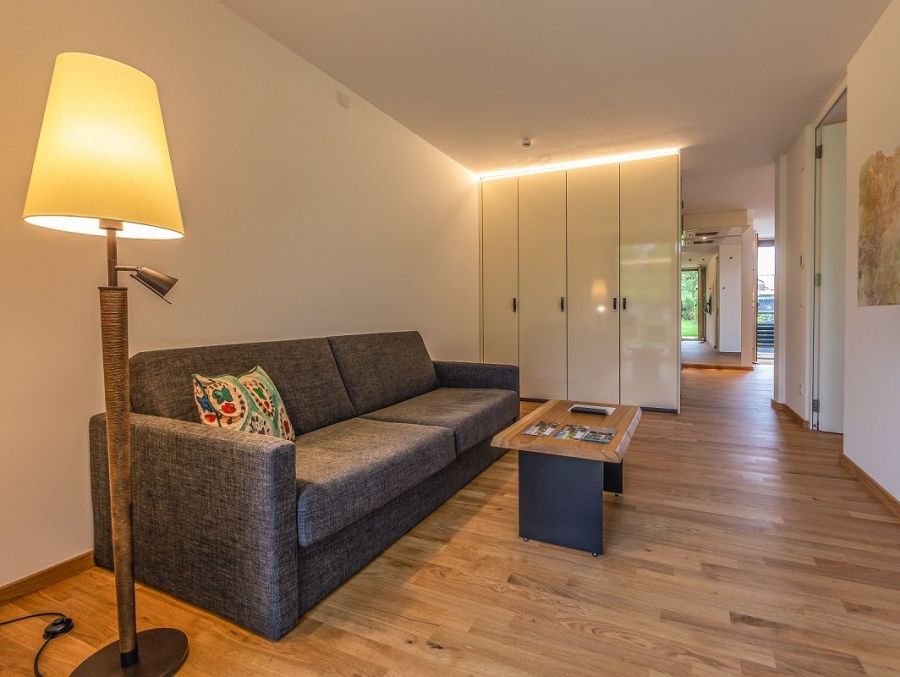 Mit ihrer Familie wohnte die Unternehmerin kürzlich in einer möblierten Wohnung des Hotels Hirschen Horn in Gaienhofen-Horn DE.