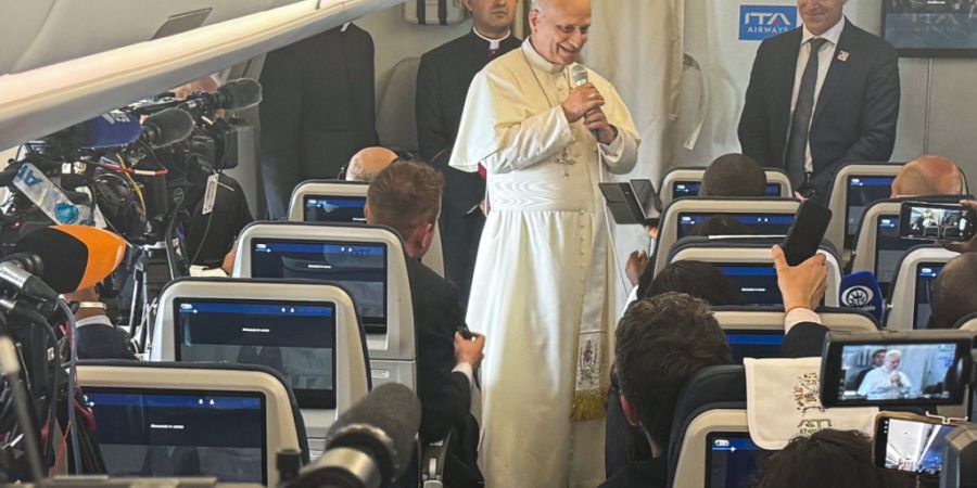 dpatopbilder - Papst Leo XIV. äußert sich während seiner Afrika-Reise im Flugzeug auf dem Weg nach Angola vor Journalisten. Foto: Christoph Sator/dpa