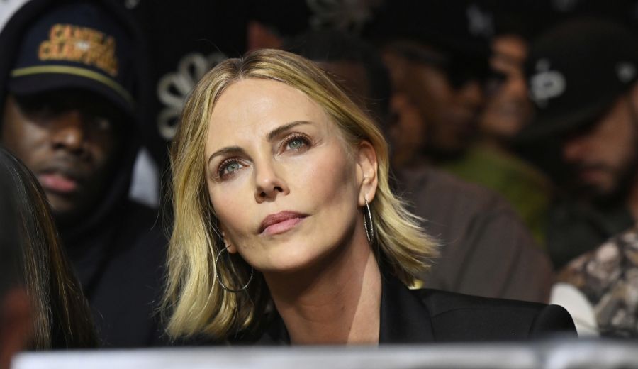 mutter vater charlize theron