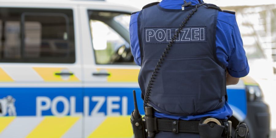 Die Kantonspolizei Basel-Stadt hat am Freitag drei Personen festgenommen, die sich mutmasslich in einem gestohlenen Fahrzeug auf der Flucht befanden. (Symbolbild)