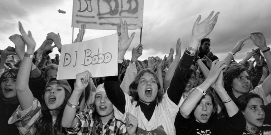 Fans von DJ Bobo jubeln dem Sänger und Tänzer am 18. Juni 1995 an dessen erstem Openair-Auftritt in Lengnau AG zu.