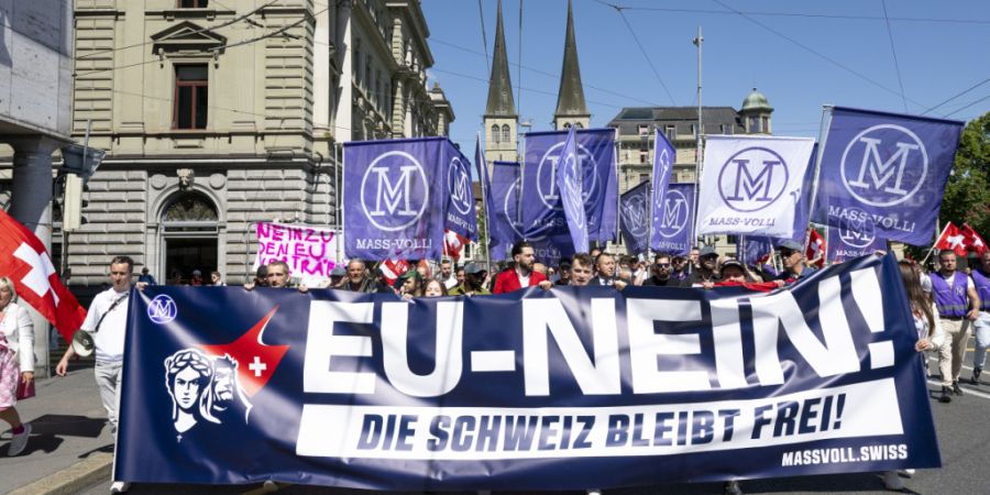 Gegen tausend Personen liefen im Demozug von Mass-Voll mit.