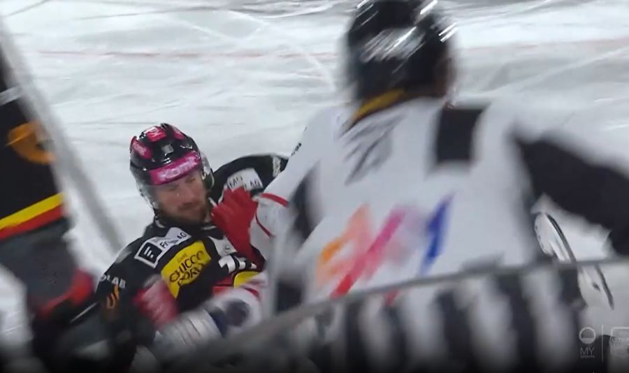 Scherwey verliert schliesslich das Gleichgewicht und fällt rücklings aufs Eis.