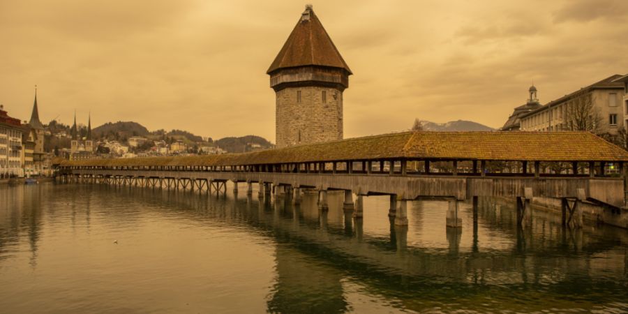 Oft erreicht Saharastaub im Frühling die Schweiz - so wie auf diesem Bild am 15. März 2022 die Stadt Luzern. (Archivbild)