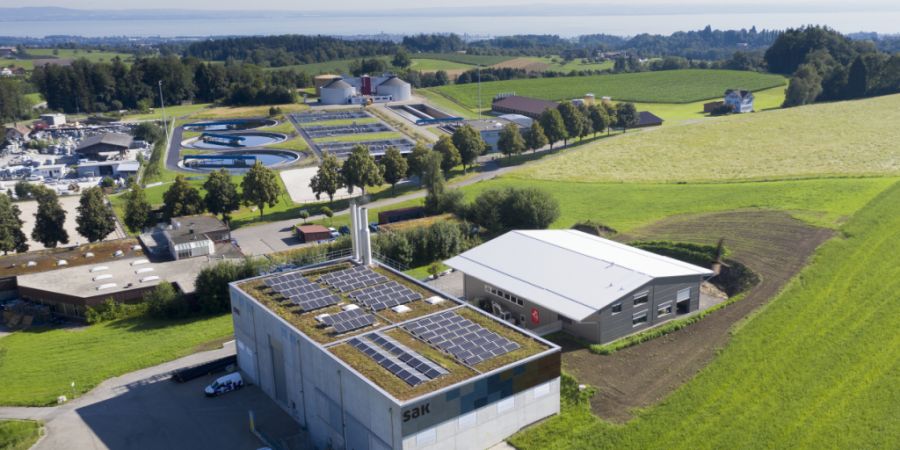 Die St. Gallisch-Appenzellische Kraftwerke AG (SAK) hat ihr Jahresergebnis 2025 präsentiert. Im Bild: Die Solar-Anlage an der Fassade und auf dem Dach der SAK in Wittenbach. (Archivbild)