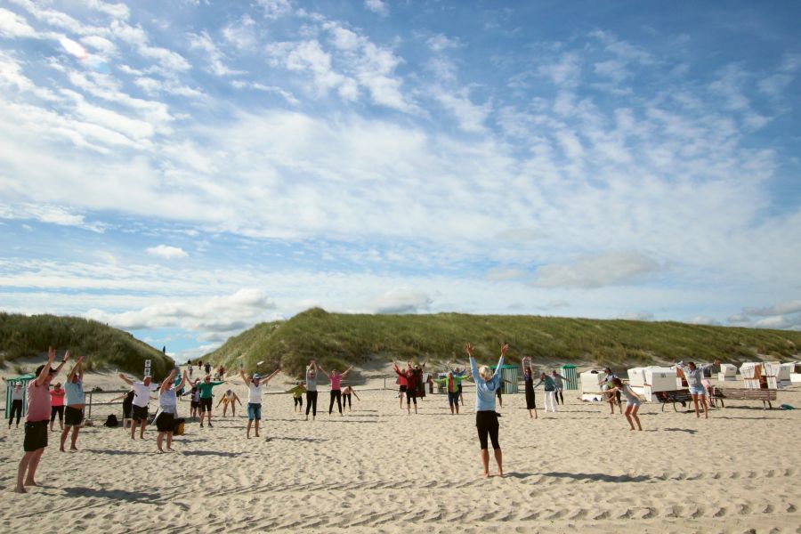 Am Strand finden regelmässig auch Gruppenkurse statt.