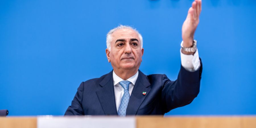 Reza Pahlavi, der Sohn des früheren iranischen Schahs, nimmt an einer Pressekonferenz zur aktuellen Lage im Iran im Haus der Bundespressekonferenz teil. Foto: Michael Kappeler/dpa