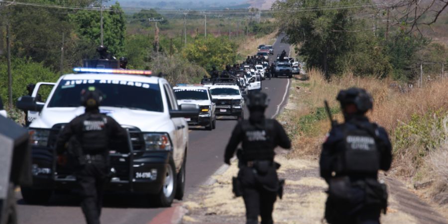 dpatopbilder - Nationalgardisten patrouillieren auf einer Landstraße in der Nähe von Aguililla, nachdem die mexikanische Armee den Anführer des Jalisco-Kartells getötet hat. Foto: A...