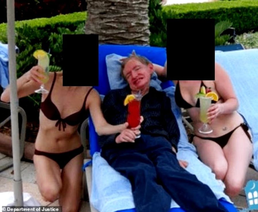 Astrophysiker Hawking abgelichtet zwischen zwei Frauen im Bikini.