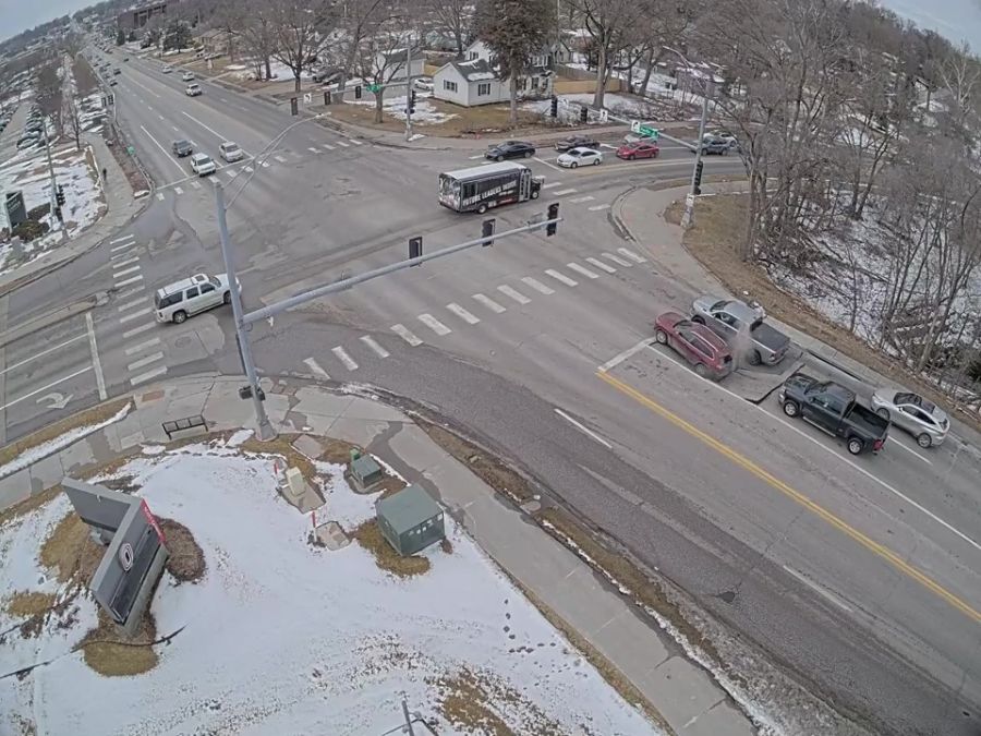 Der Moment des Einbruchs: Plötzlich reisst die Fahrbahn auf und ein riesiger Krater öffnet sich mitten auf der Strasse.