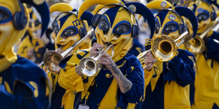 Eine Guggenmusik zieht am Fasnachtsmontag durch die Strassen von Basel. Laut der Polizei verlief der Tag «insgesamt geordnet».