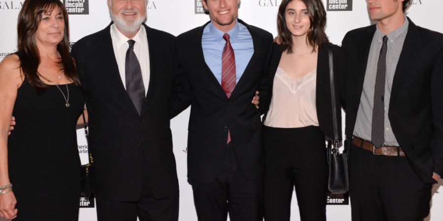 ARCHIV - Preisträger Rob Reiner (2.v.l) steht mit seiner Frau Michele (l) und den Kindern Jake (M), Romy (2.v.r) und Nick bei der 41. jährlichen Chaplin Award Gala in der Avery Fisher...