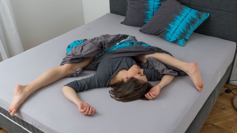 Auch im Bett zeigt sich, wie beweglich Burri ist. Positionen, die für andere unmöglich wirken, sind für sie nichts Besonderes.