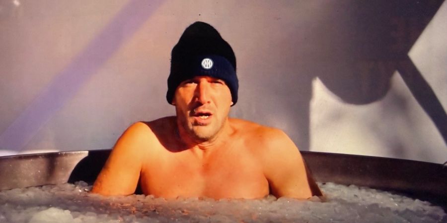 Kolumnist Fabian Ruch im Eisbad.