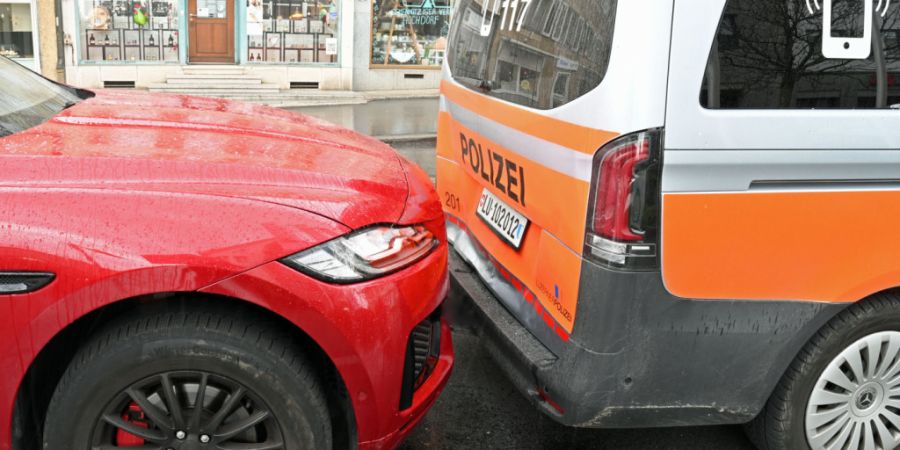 Der Lenker des roten Wagens ist seinen Führerschein einstweilen los.