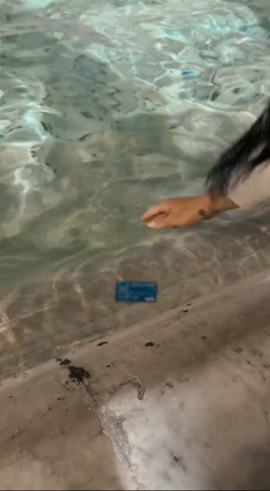 Mangels Münze greift Perry kurzerhand zur Kreditkarte. Die Szene teilt sie später selbst auf Instagram.