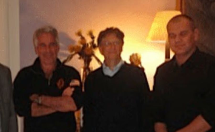 Dieses Foto wurde 2011 in Jeffrey Epsteins Haus in Manhattan gemacht. Darauf zu sehen sind Bill Gates (Mitte), Jeffrey Epstein (links) und Boris Nikolic.