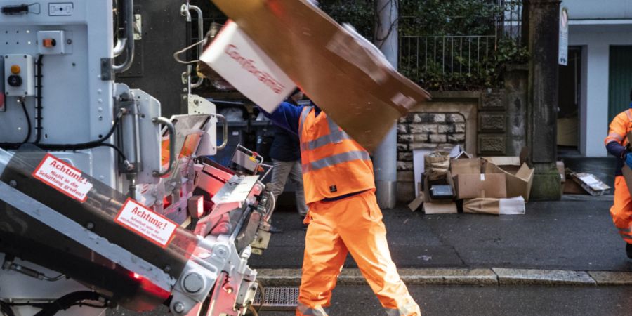 Am Strassenrand stapelt sich immer mehr Karton. In der Stadt Zürich wird er daher nun öfter abgeholt.