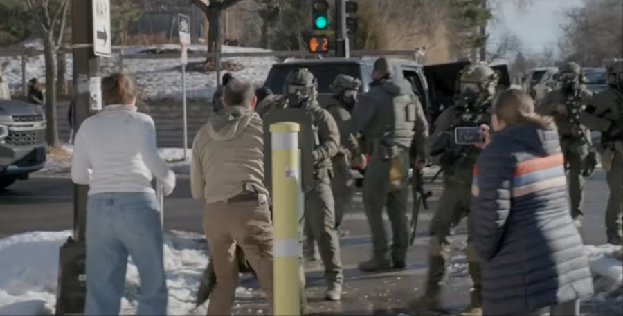 Aus dieser Perspektive soll zu sehen sein, wie Alex Pretti eine Waffe im Hosenbund trägt.