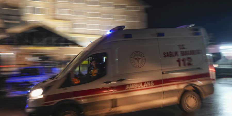 ARCHIV - Ein Krankenwagen verlässt im November 2025 den Ort, an dem ein Feuer in einem Hotel im Skigebiet von Kartalkaya in der Provinz Bolu im Nordwesten der Türkei ausgebrochen war....