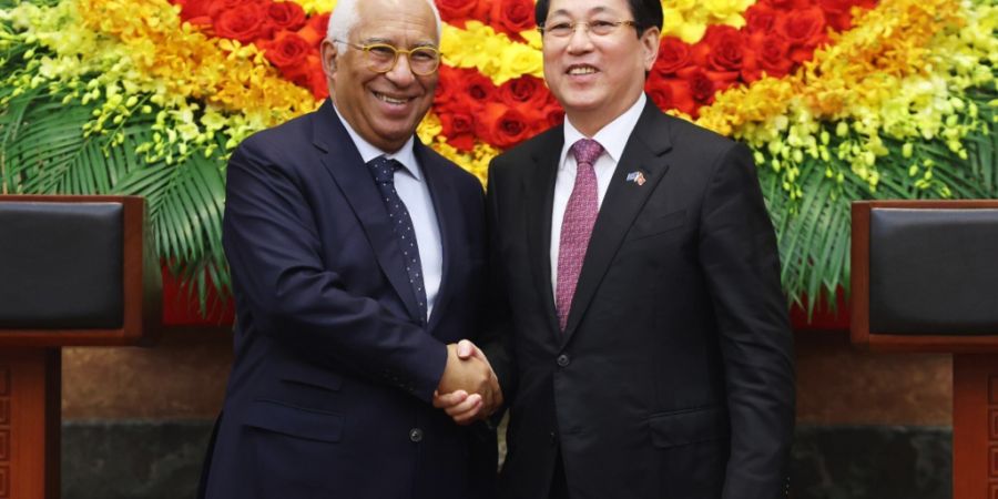 Der Präsident des Europäischen Rates Antonio Costa (l) und der vietnamesische Präsident Luong Cuong schütteln sich die Hände. Foto: Bui Lam Khanh/VNA/AP/dpa