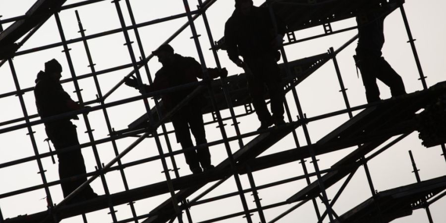 Die Wirtschaft in Deutschland schwächelt, die Arbeitslosigkeit nimmt zu. Laut einer Studie florieren Schwarzarbeit und illegale Geschäfte. (Archivbild)