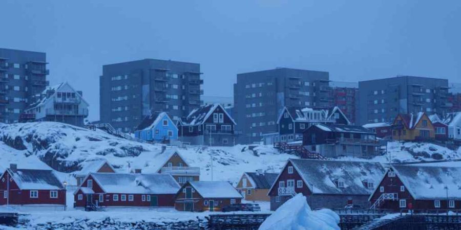 Eis schwimmt auf dem Meer vor der Küste von Nuuk. Foto: Evgeniy Maloletka/AP/dpa