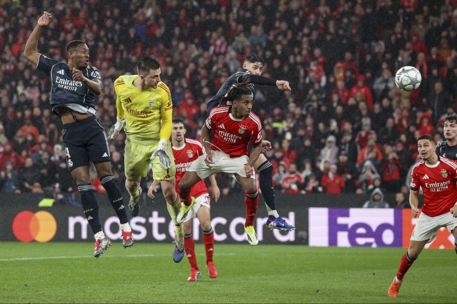 Unglaublich! Benfica-Keeper Anatolij Trubin köpft in der 98. Minute zum Sieg.