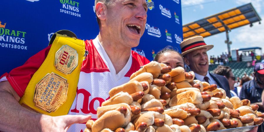 Der aktuelle Rekordhalter Joey Chestnut schluckte 2021 binnen zehn Minuten 76 Hotdogs. (Archivbild)