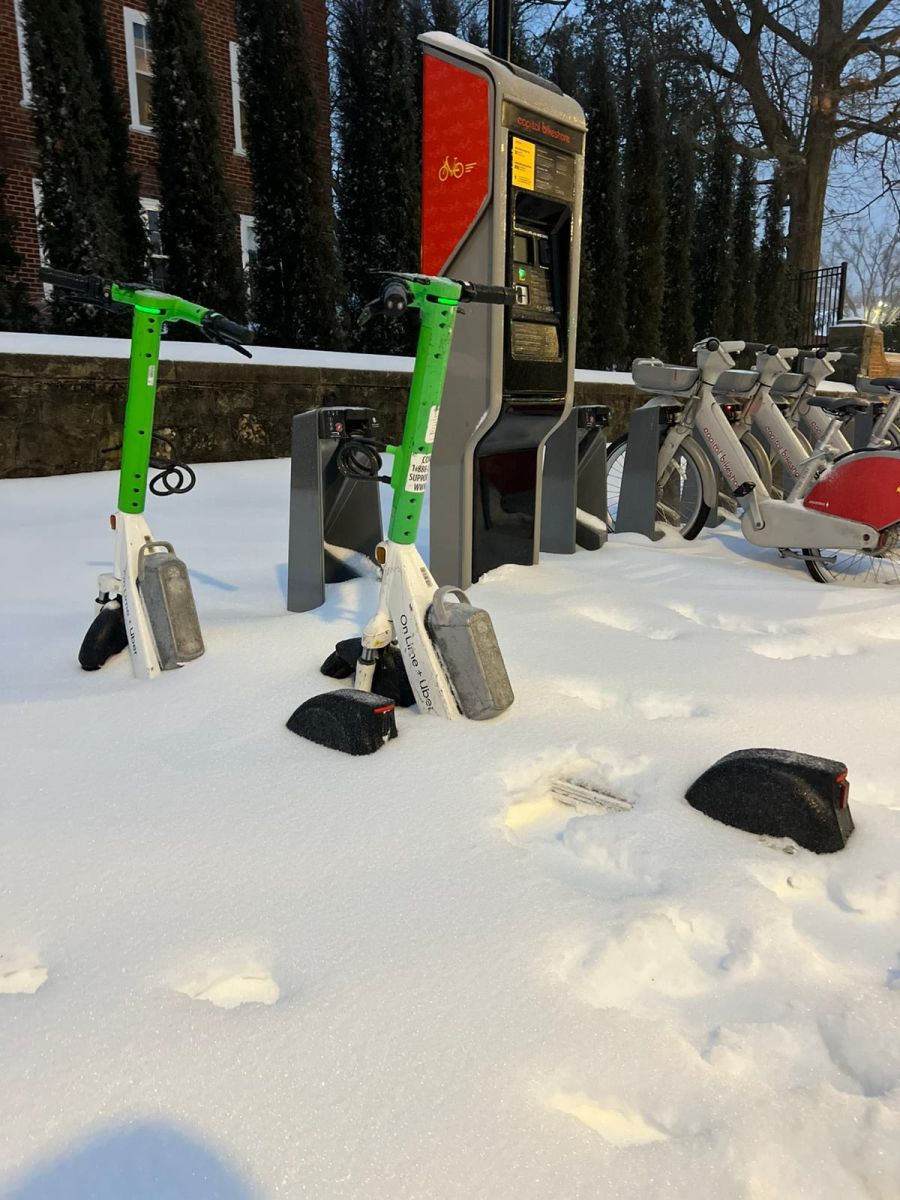 Diese E-Scooter sind bei den aktuellen Verhältnissen nicht zu gebrauchen.
