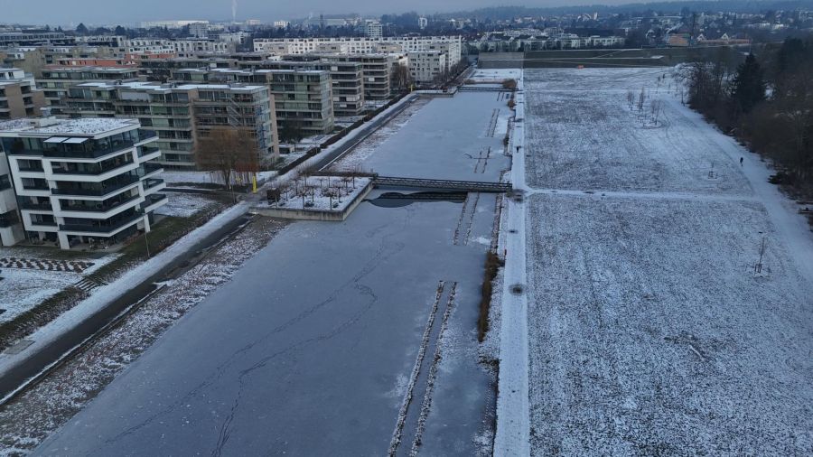 Nau.ch-Bilder zeigen, dass der Weiher nicht ganz zugefroren ist. Vor allem im Bereich der Brücke ist eine offene Wasserstelle zu sehen.