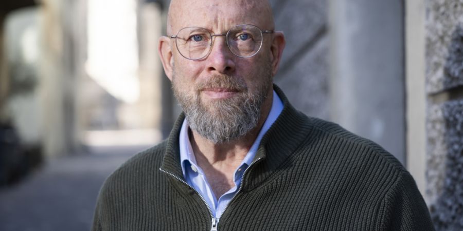 Neben den körperlichen Schmerzen müssen die Brandopfer von Crans-Montana nun auch lernen, die «Blicke der anderen» auszuhalten, sagt der Genfer Psychologe und Psychotherapeut Philip J...