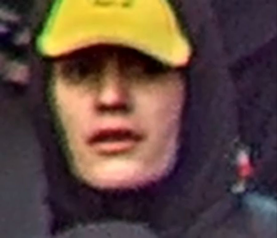 Die Kantonspolizei Bern hat unverpixelte Bilder der mutmasslichen Täter veröffentlicht.