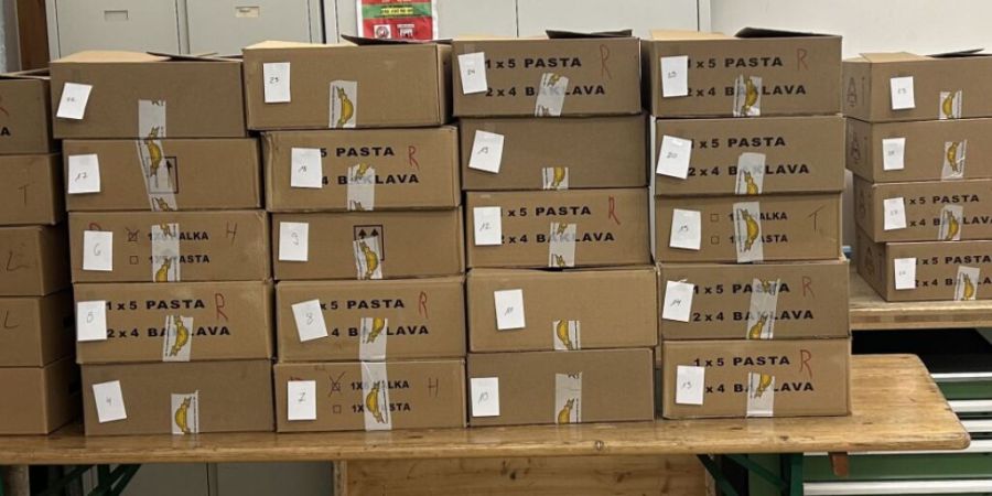 Mitarbeiter des Bundesamts für Zoll und Grenzsicherheit entdeckten am Grenzübergang in Kreuzlingen TG 270 Kilogramm unverzollte Backwaren.