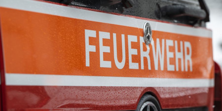 Die Feuerwehr muss im Kanton St. Gallen mit einem grossen Aufgebot ausrücken, wenn eine Brandmeldeanlage die Alarmstufe 1 auslöst. Dies wollen drei Parlamentarier ändern. (Archivbild)