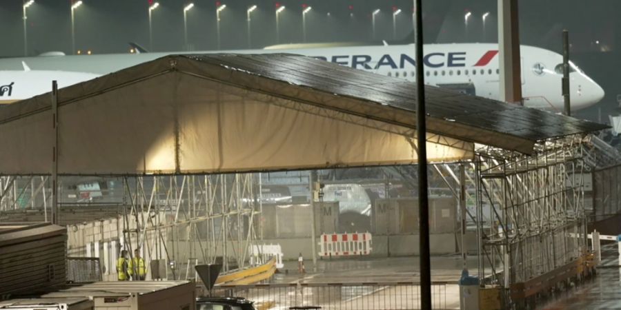 Als es in einer Air-France-Maschine plötzlich verbrannt riecht, entscheidet sich die Crew für eine Landung in Bayern. (Archivbild)