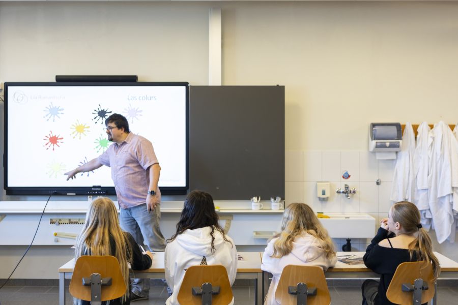 Bei dem Pilotprojekt findet die Betreuung der Schüler ganztags am gleichen Ort mit festen Bezugspersonen statt. Schulferien hat man hingegen nur noch sechs statt dreizehn.
