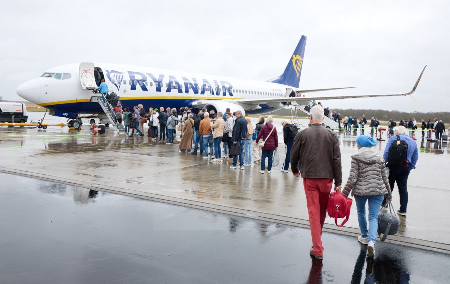 Bei Ryanair müssen Passagiere mit zu grossem Gepäck eine Gebühr von 65 Euro bezahlen.