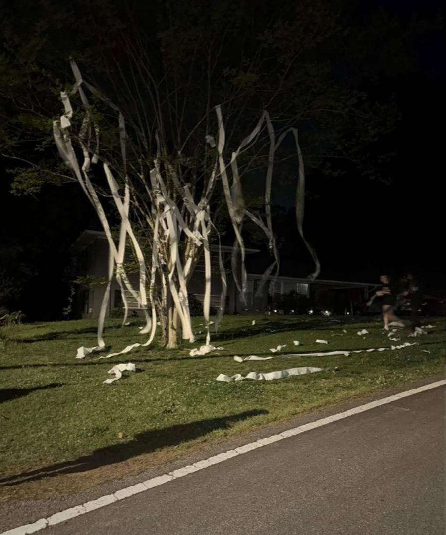 Solche Toilettenpapier-Aktionen haben in der Gegend Tradition. Während der Abschlussballsaison spielen Schüler regelmässig ihren Lehrern Streiche.