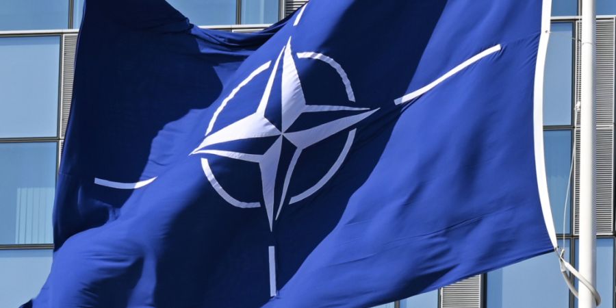 SYMBOLBILD - Eine Flagge der Nato weht im Wind vor dem Nato-Hauptquartier in Brüssel. Foto: Anna Ross/dpa