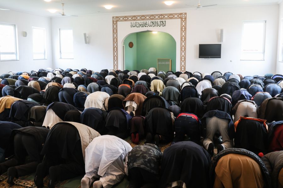 Die Schule soll daraufhin Schüler gebeten haben, sich beim Essen wegzudrehen. Für die Eltern der betroffenen Kinder geht das zu weit.