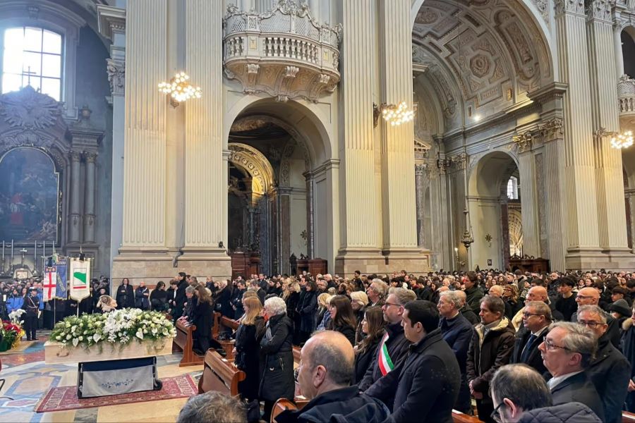 Zahlreiche Menschen kamen zur Beerdigung des italienischen Teenagers Giovanni Tamburi in der Kathedrale San Pietro in Bologna, Italien, am 7. Januar 2026.