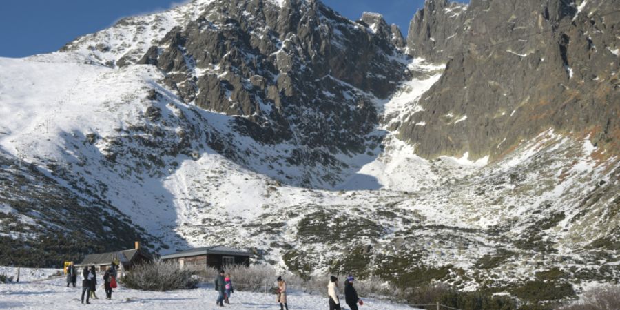 ARCHIV - Touristen wandern im Steinbachtal am Gebirgssee Skalnaté pleso in der Hohen Tatra. Foto: Franti·ek Iván/TASR/dpa