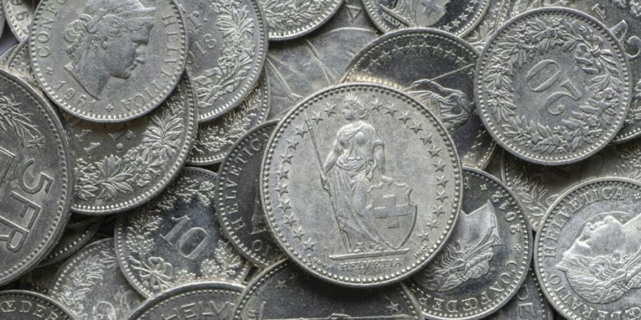 Wer die Steuern vorzeitig bezahlt, bekommt in diesem Jahr - etwa im Kanton Aargau - einen kleineren Bonus. Wer die Rechnung jedoch zu spät begleicht, muss weiterhin einen hohen Verzugs...