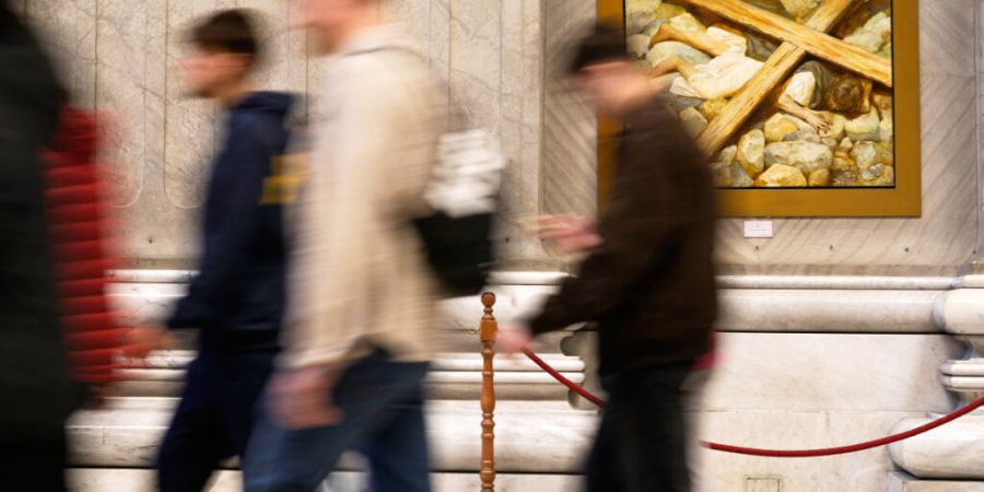 Der von Dürr gestaltete Kreuzweg, bestehend aus 14 Ölgemälden, ist während der ganzen Fastenzeit im Petersdom zu sehen.