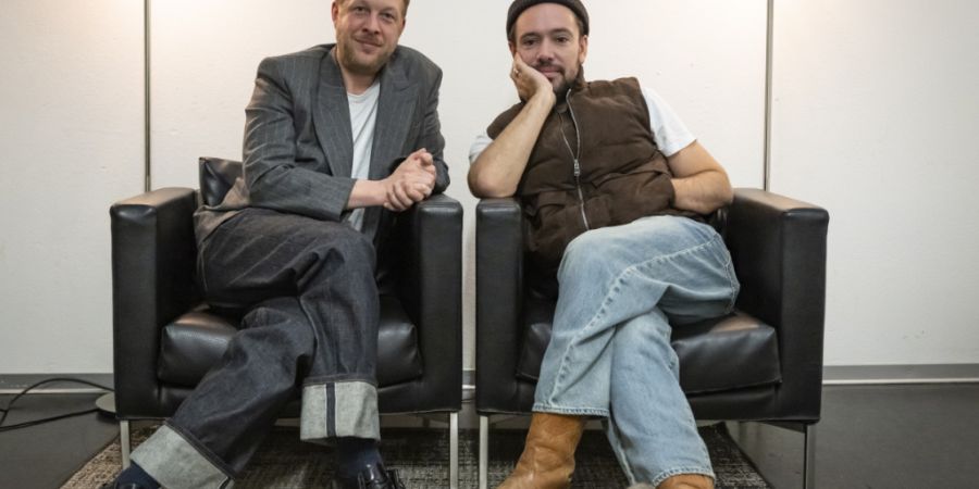 «Prizefighter» sei ein gemeinschaftliches Album, das in Rekordzeit produziert wurde, sagen Bassist Ted Dwane und der Keyboarder Ben Lovett von Mumford & Sons. (KEYSTONE/Andreas Becker)