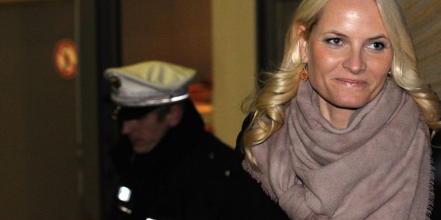 ARCHIV - Die norwegische Kronprinzessin Mette-Marit kommt am Mittwoch aus dem Römer in Frankfurt. Foto: Emily Wabitsch/dpa