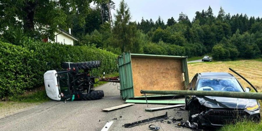 Ein Verkehrsunfall von vielen: Bei der Kollision eines Autos und eines Traktors im Juli 2025 in Fisibach AG ist grosser Sachschaden entstanden. Es gab keine Verletzten. (Archivbild)